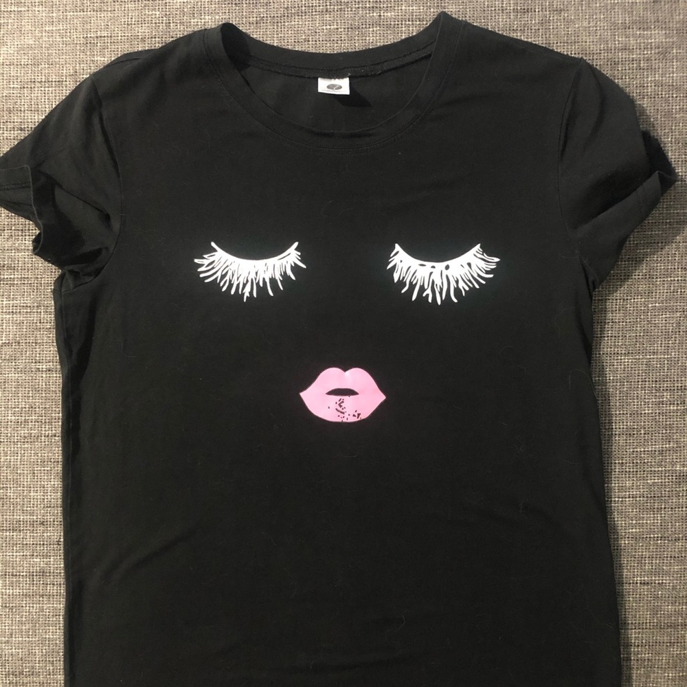 Eyelash shirt with hot pink lips